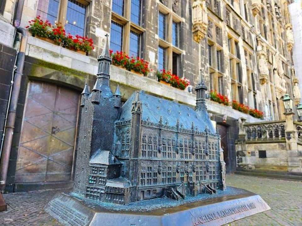 Aachen old town scavenger hunt with interactive audio book