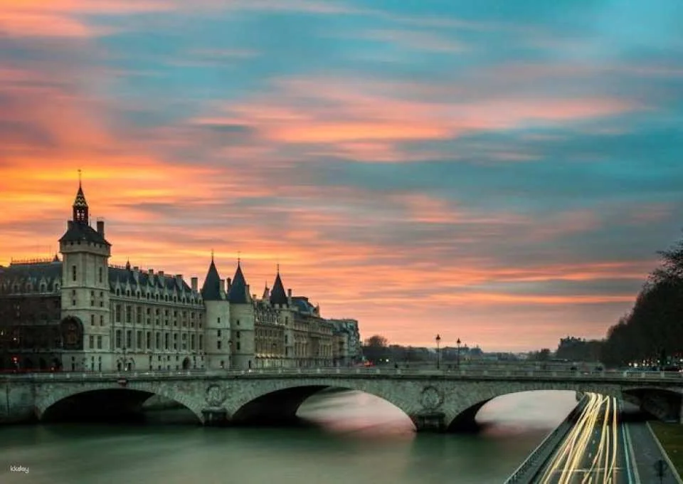AI-Guided Walking Tour of Paris with Walky the WhatsApp Chatbot