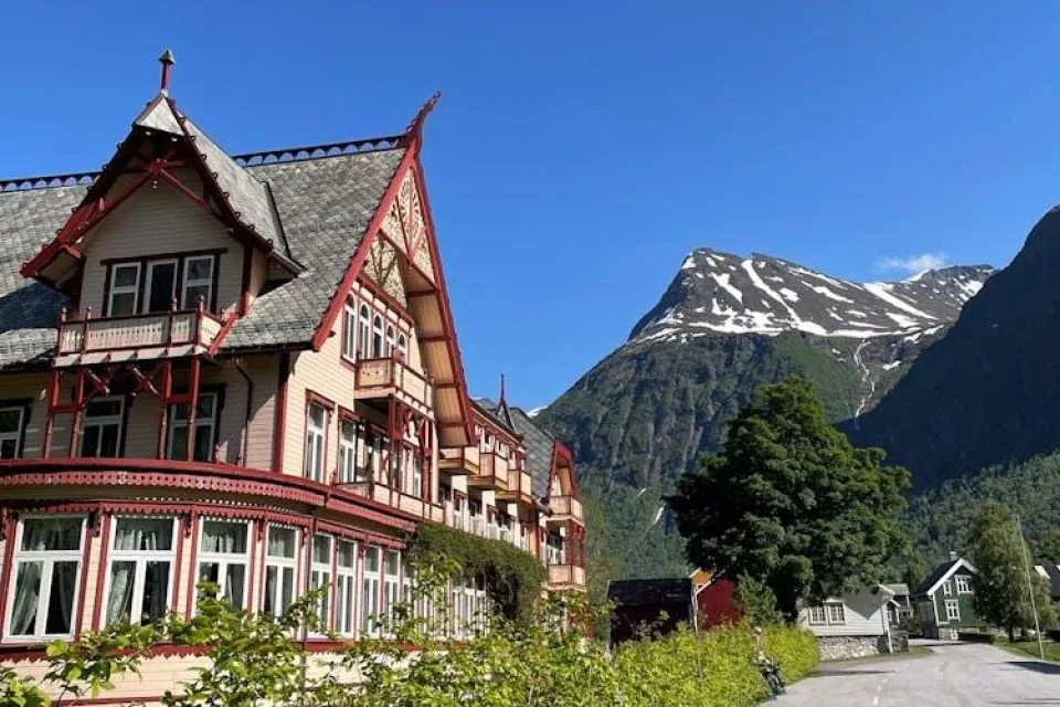 Ålesund Hjørundfjord fjord guided cruise from Ålesund