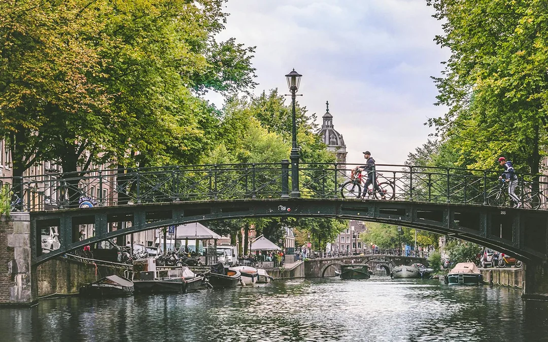 Amsterdam: 1-Hour Luxury Canal Cruise on Electric Boat with Onboard Bar Image 10