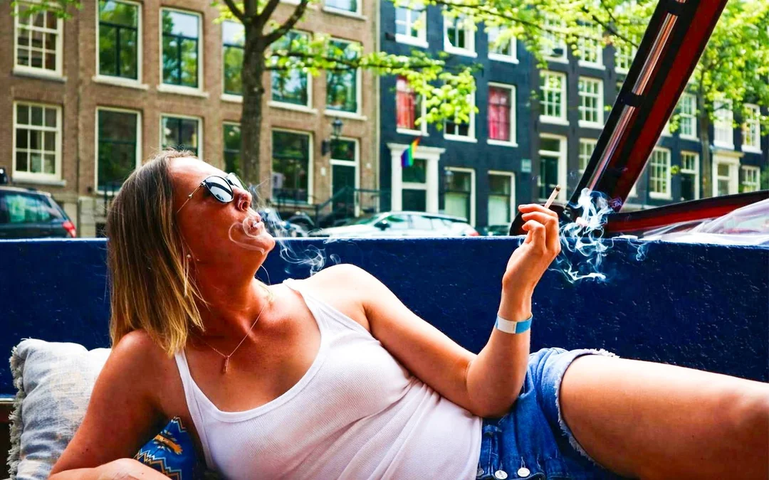 Amsterdam: 70-Min Smoke and Lounge City Boat Cruise on Heated, Covered Boat Image 3