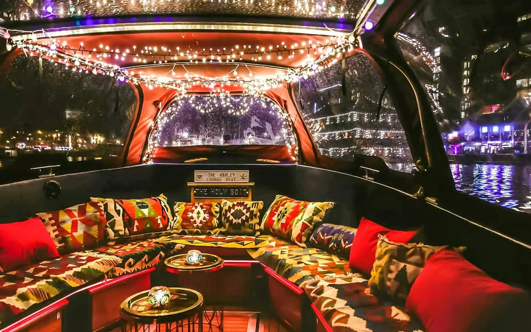 Amsterdam: 70-Min Smoke and Lounge City Boat Cruise on Heated, Covered Boat Image 4