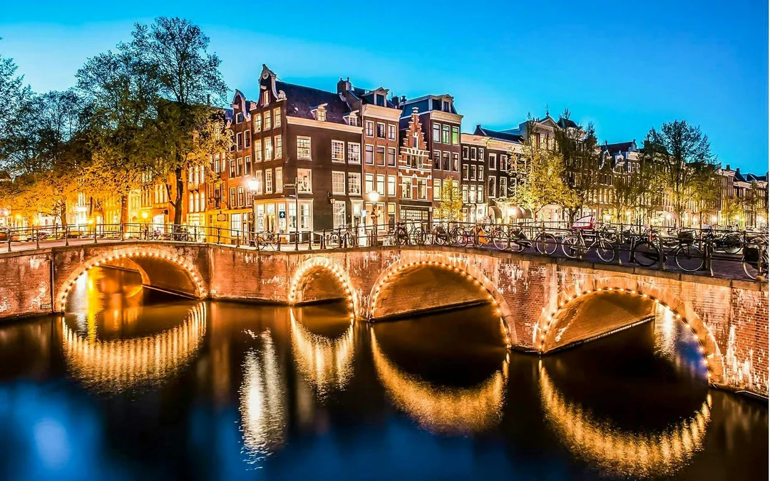 Amsterdam: 70-Min Smoke and Lounge City Boat Cruise on Heated, Covered Boat Image 5