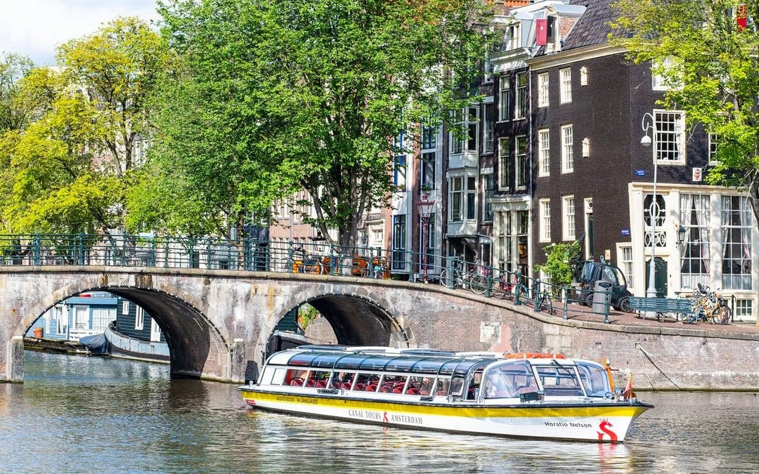 Amsterdam: 75-Min Adults-Only Cheese and Wine Evening Canal Cruise Image 1