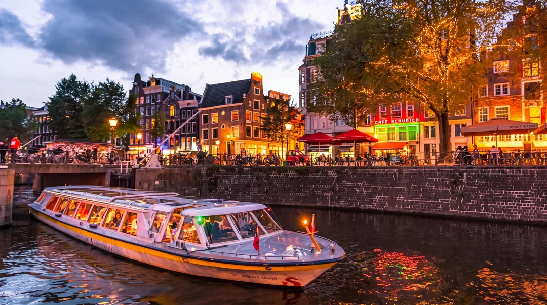 Amsterdam: 75-Min Evening Cocktail Canal Cruise Image 2