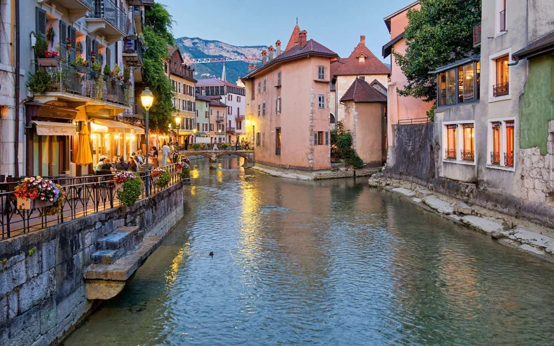 Annecy Old Town Guided Walking Tour and Lake Annecy Sightseeing Cruise Image 1
