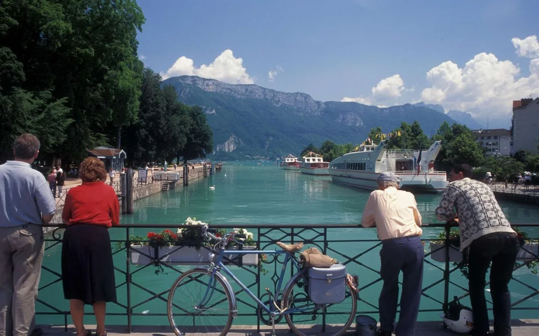 Annecy Old Town Guided Walking Tour and Lake Annecy Sightseeing Cruise Image 2