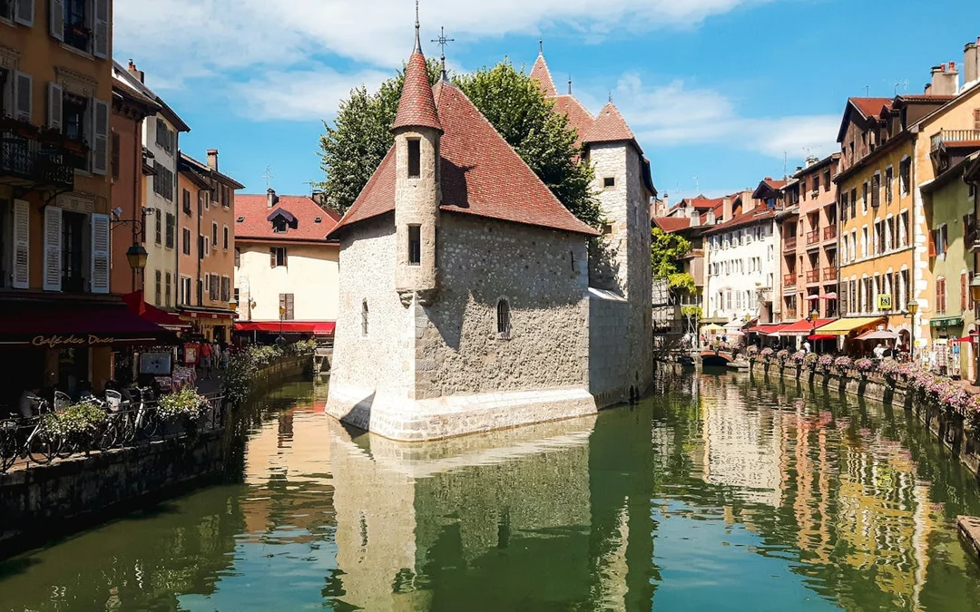 Annecy Old Town Guided Walking Tour and Lake Annecy Sightseeing Cruise Image 3