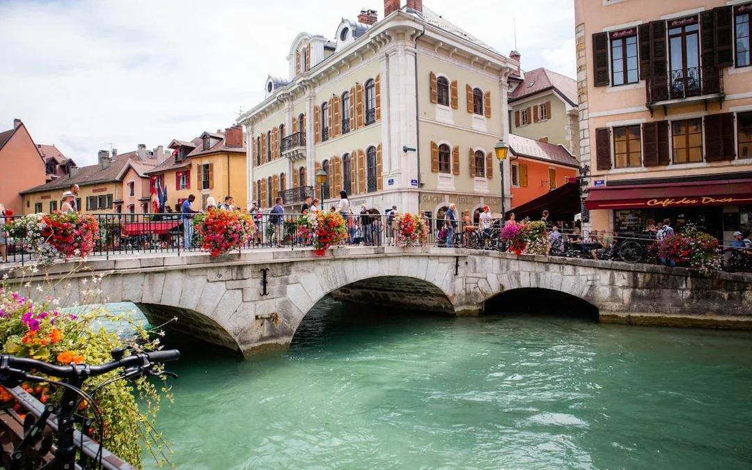 Annecy Old Town Guided Walking Tour and Lake Annecy Sightseeing Cruise Image 4