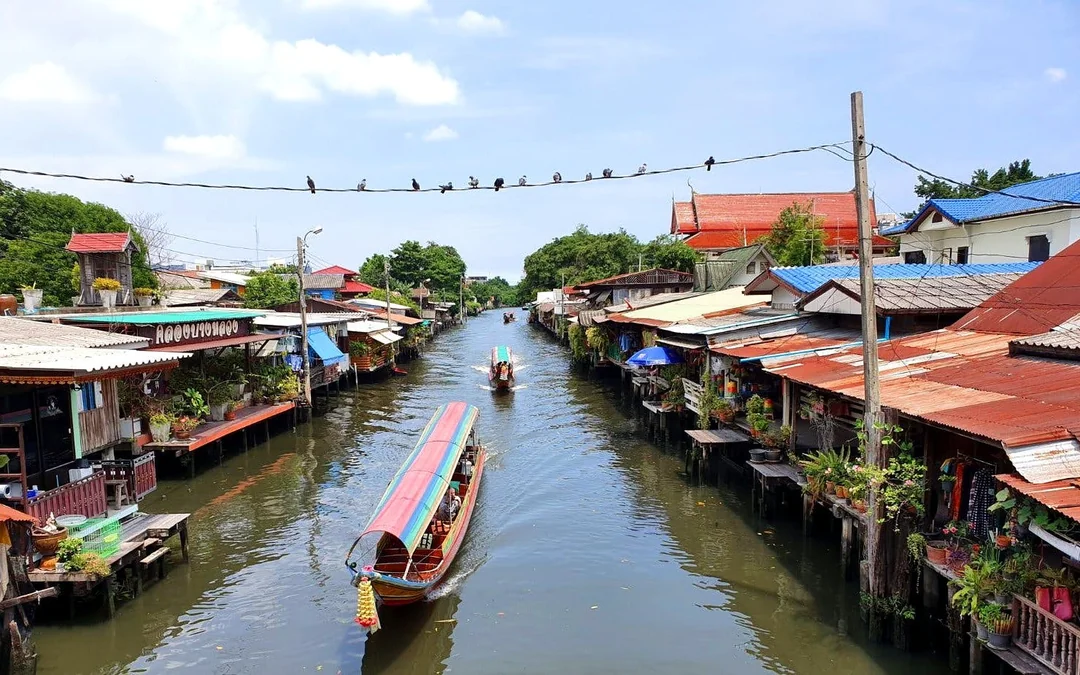 Bangkok Canal Small-Group Guided Longtail Boat Tour Image 4