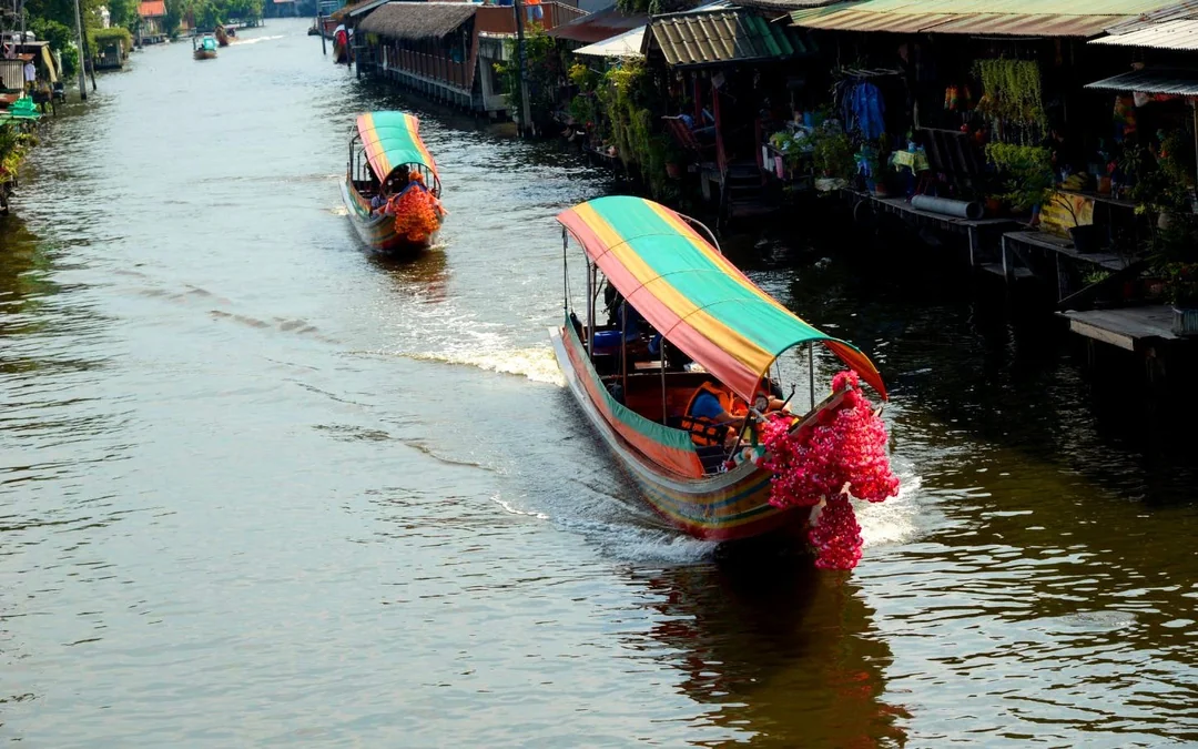 Bangkok Canal Small-Group Guided Longtail Boat Tour Image 8