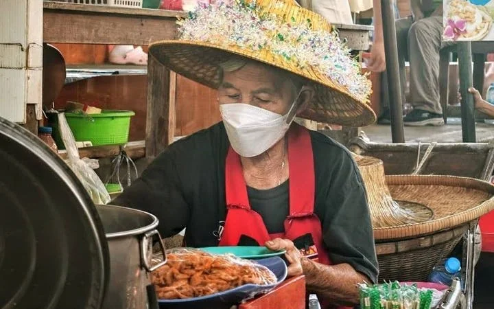 Bangkok: Floating Market Boat & Maeklong Railway Market Tour Image 1