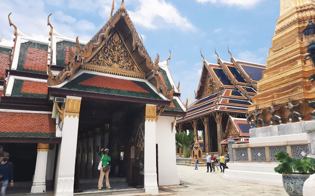 Bangkok Grand Palace and Emerald Buddha – Guided Walking Tour Image 11