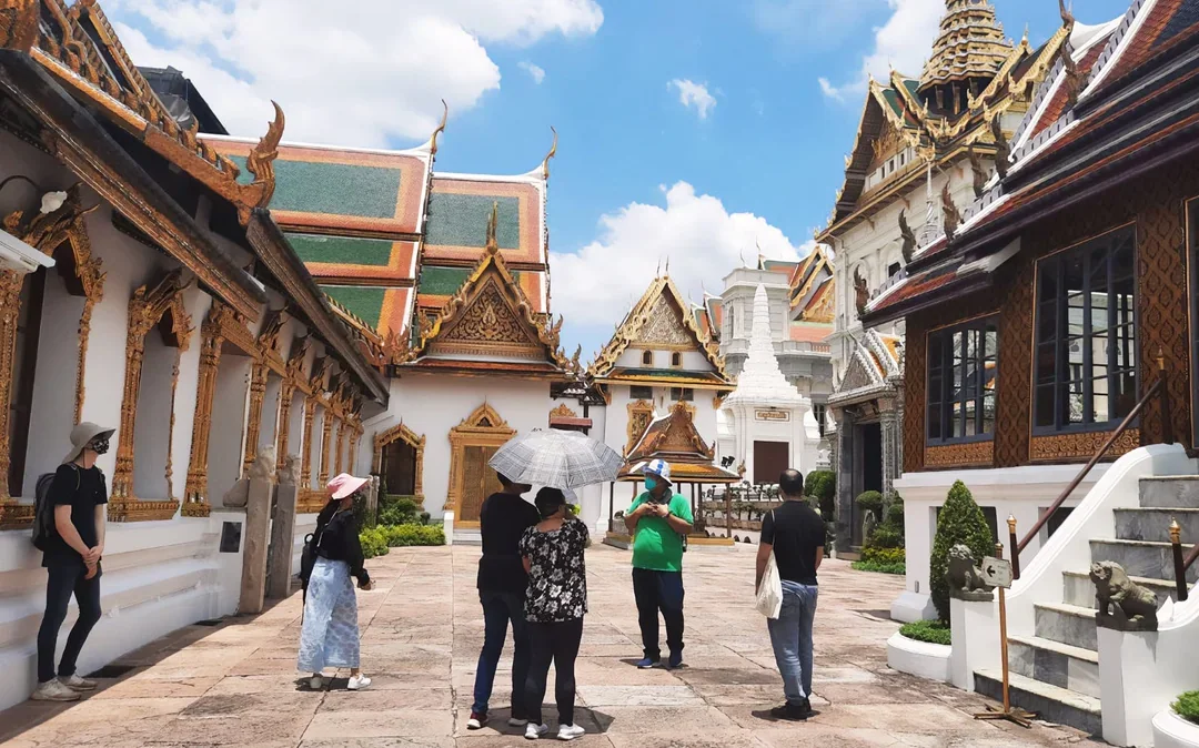 Bangkok Grand Palace and Emerald Buddha – Guided Walking Tour Image 7