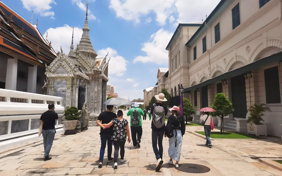 Bangkok Grand Palace and Emerald Buddha – Guided Walking Tour Image 8