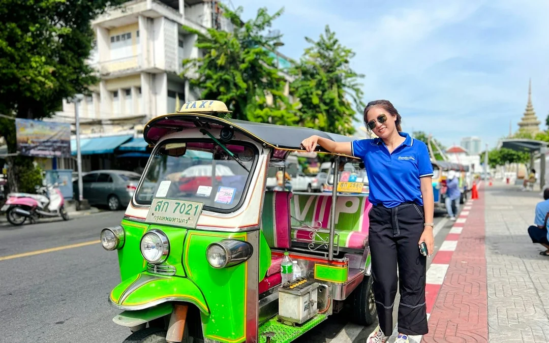 Bangkok Guided Tuk-Tuk Royal Temples Tour with Thai Costume Image 5
