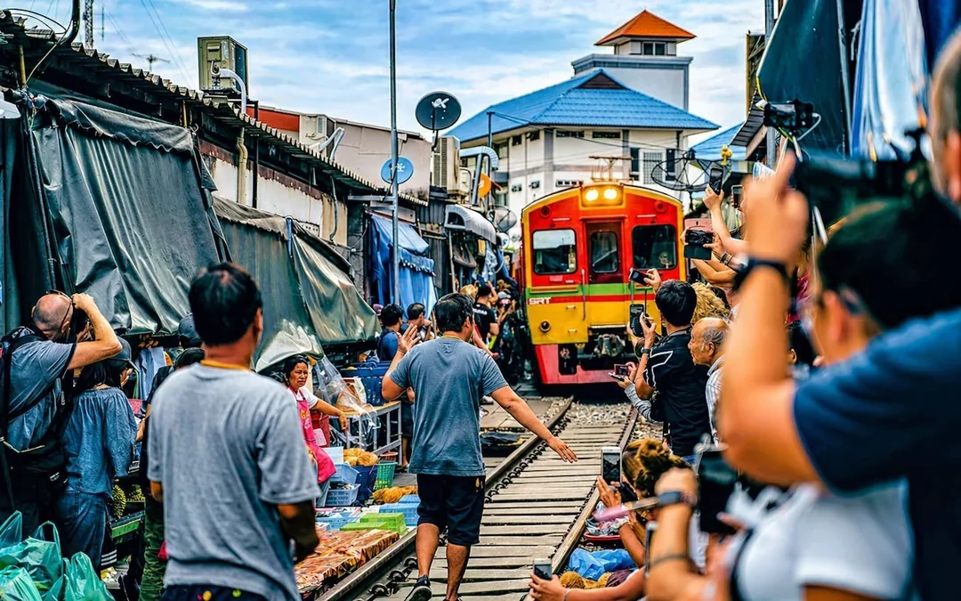 Bangkok: Railway Market, Wat Bang Kung & Klong Khon Tour Image 5