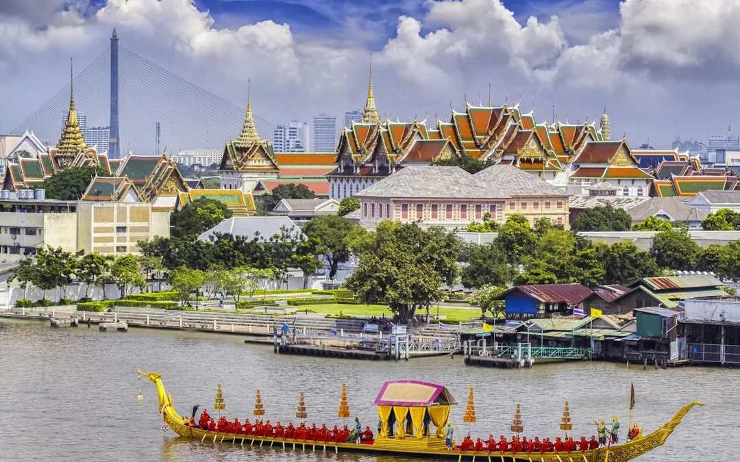 Bangkok's Old Town and Temples: Self-Guided City Exploration Game Image 3