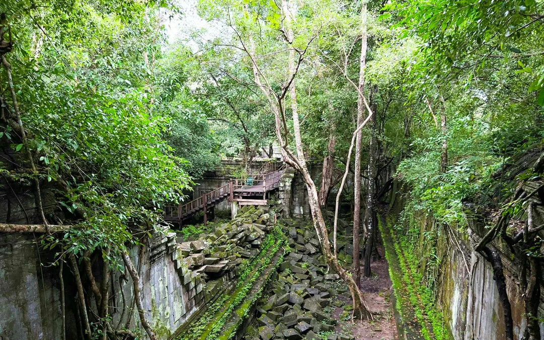 Banteay Srei Tour with Beng Mealea, Kulen Mountain Waterfall with Picnic Lunch Image 4
