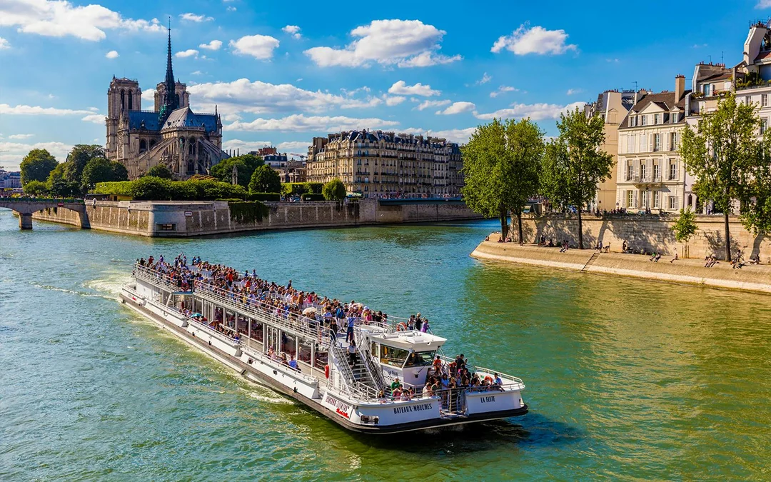 Bateaux Mouches® Seine River 1-Hour Sightseeing Cruise with Live Commentary Image 2