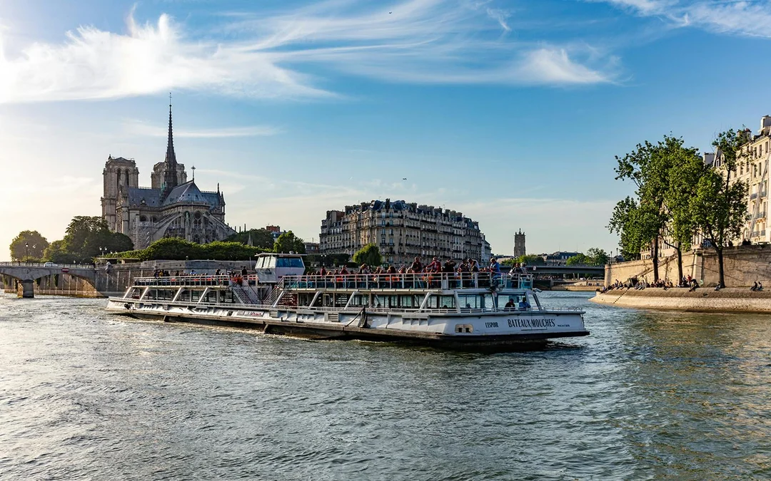 Bateaux Mouches® Seine River 1-Hour Sightseeing Cruise with Live Commentary Image 4