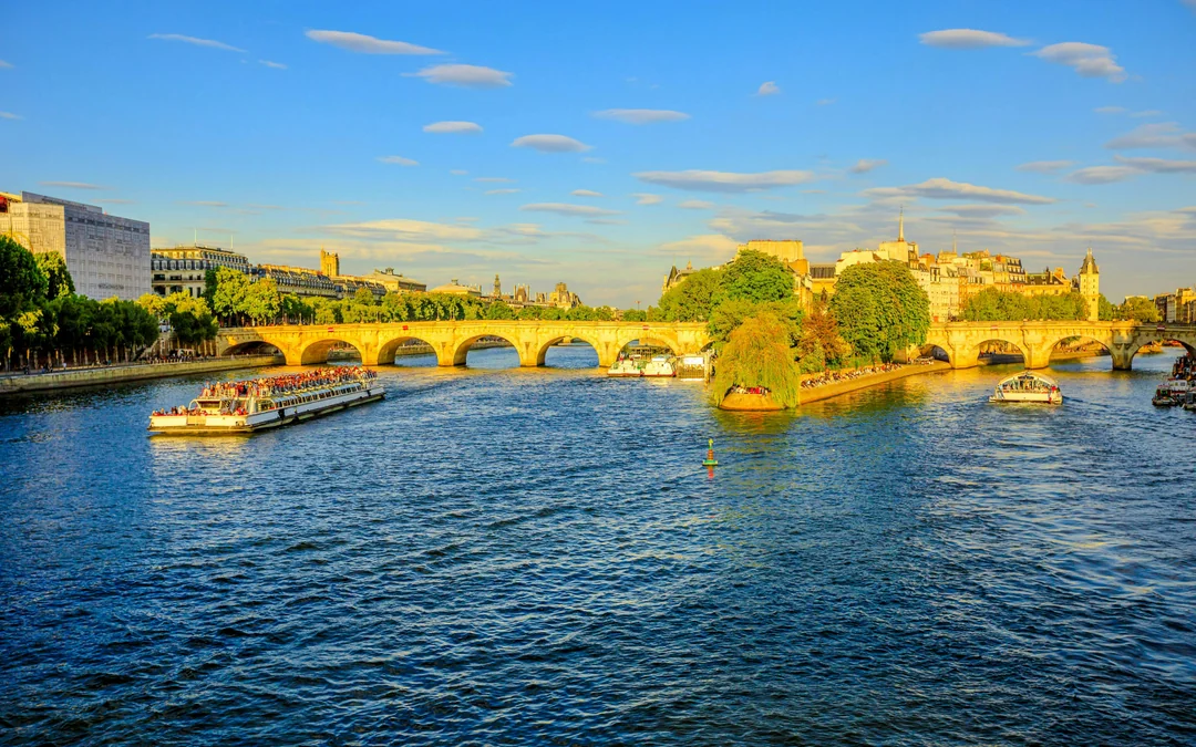 Bateaux Mouches® Seine River 1-Hour Sightseeing Cruise with Live Commentary Image 5