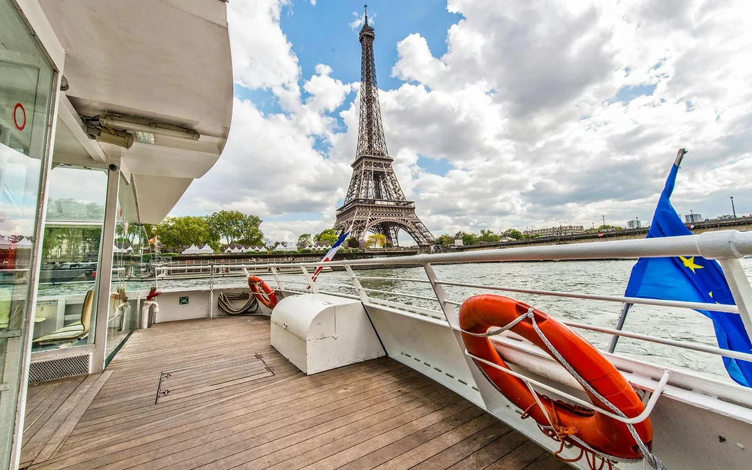 Batobus: Seine River Hop-on Hop-off Boat Tour Image 2