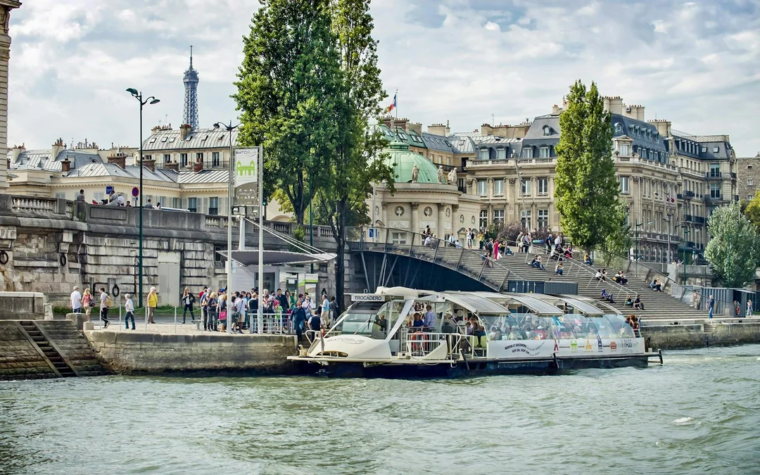 Batobus: Seine River Hop-on Hop-off Boat Tour Image 3