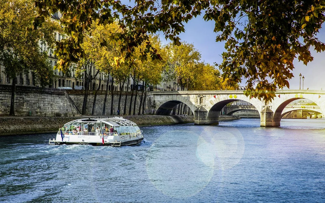Batobus: Seine River Hop-on Hop-off Boat Tour Image 5