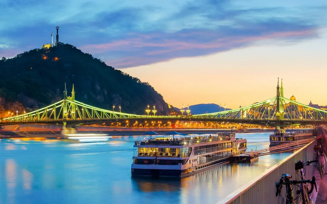 Budapest Danube River Sightseeing Cruise with Drinks Image 5