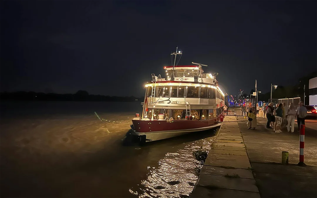 Budapest Danube River Sightseeing Cruise with Drinks Image 8