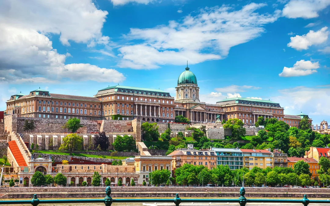 Budapest Danube Sightseeing Cruise with Zero-Alcohol Drinks and Wellness Beverages Image 4