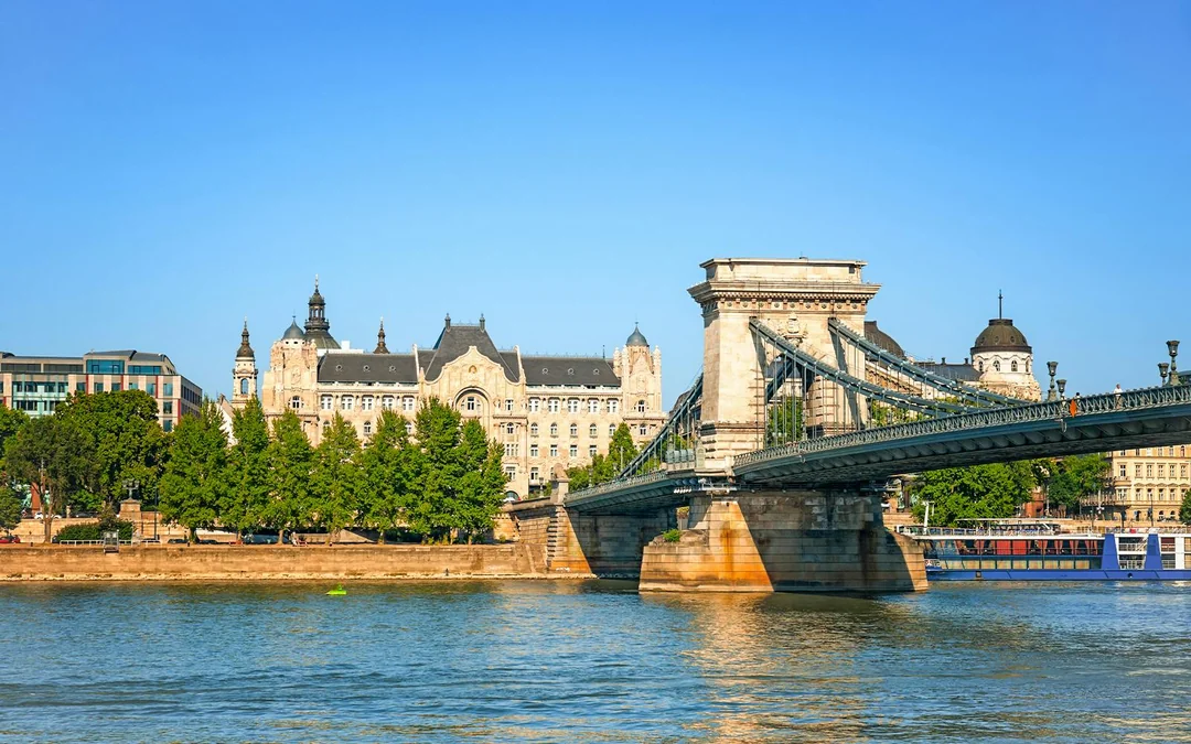 Budapest Danube Sightseeing Cruise with Zero-Alcohol Drinks and Wellness Beverages Image 6