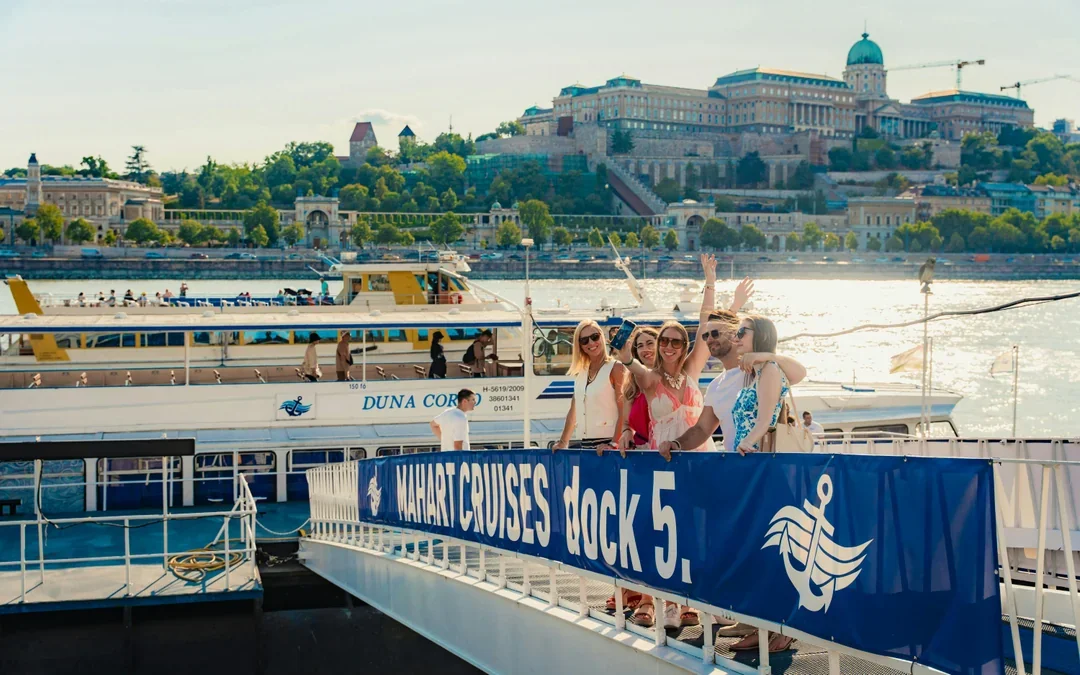 Budapest Daytime Hop-on Hop-off Cruise with welcome drink Image 2