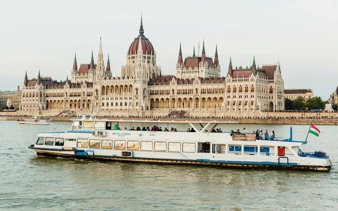 Budapest Daytime Hop-on Hop-off Cruise with welcome drink Image 3