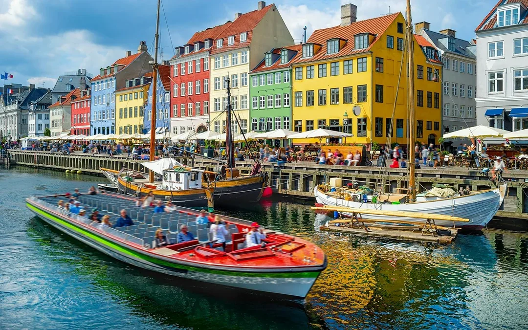 Combo: Copenhagen Hop-on Hop-off Bus Tour + Canal Cruise Tickets Image 4