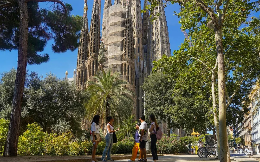 Combo: Park Güell + Sagrada Familia Skip-the-Line Guided Tour Image 4