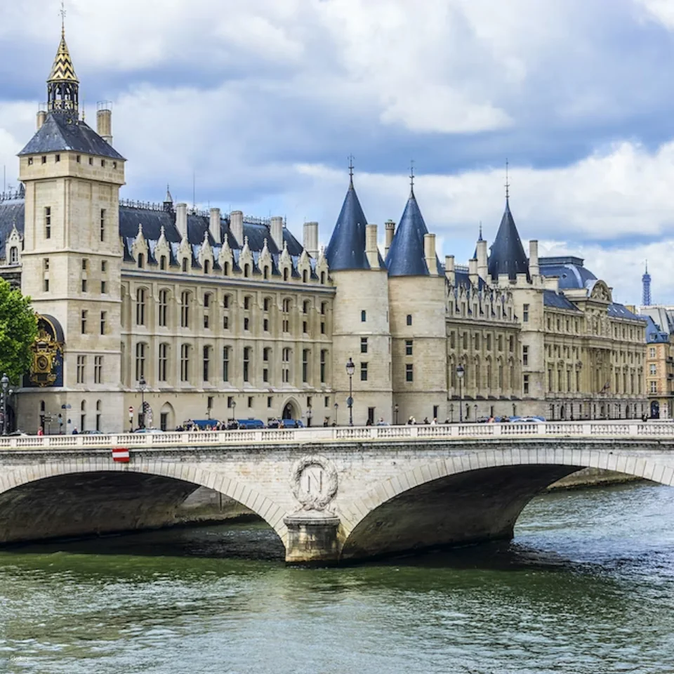 Conciergerie: Priority Entrance