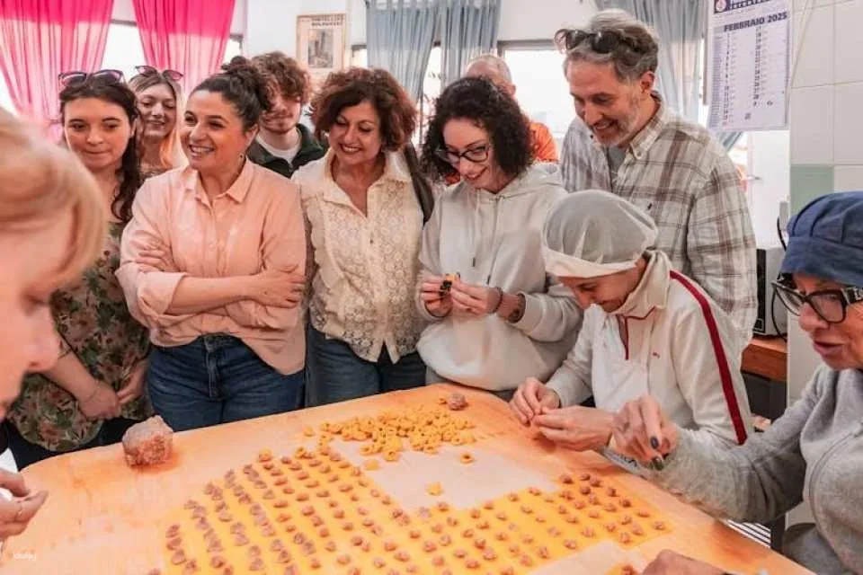Culinary tour through Bologna's historic districts