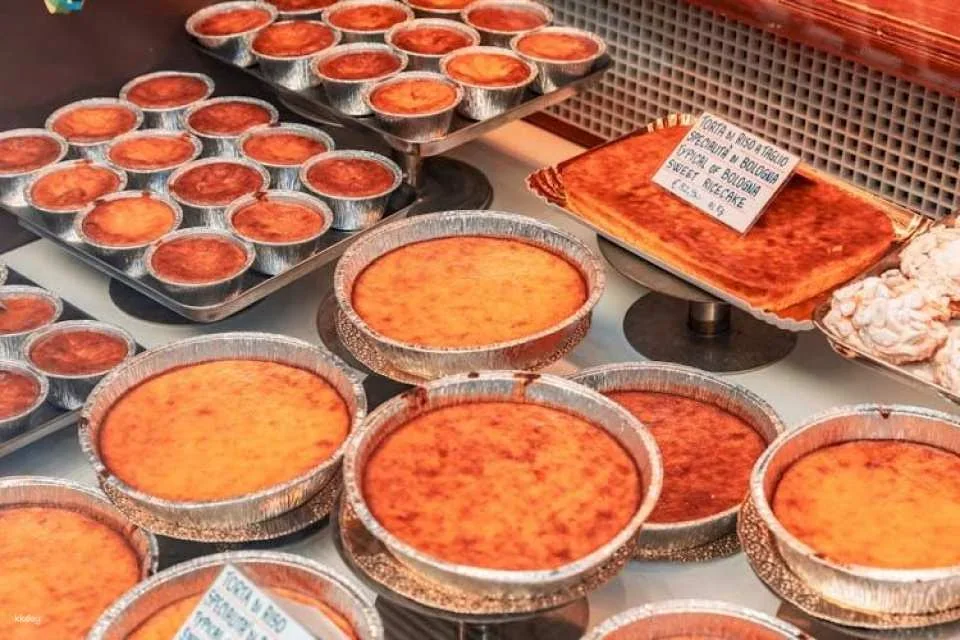 Culinary tour through Bologna's historic districts