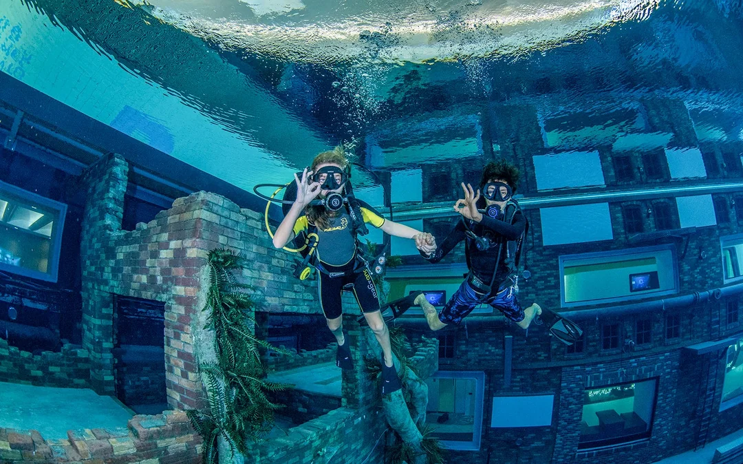 Deep Dive Dubai - Discover Scuba Diving for Beginners Image 1