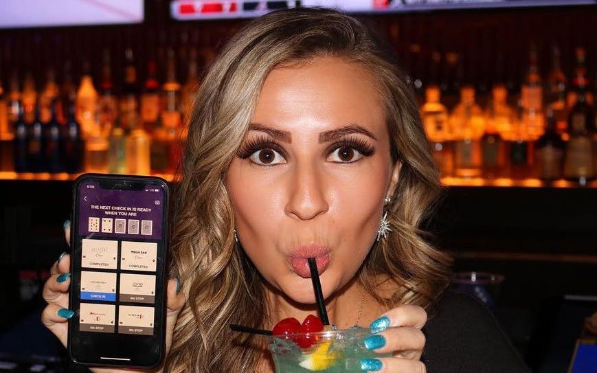 Downtown Las Vegas Self-Guided Bar Crawl 5 Bars, 5 Drinks, Poker Game and Prizes Image 2