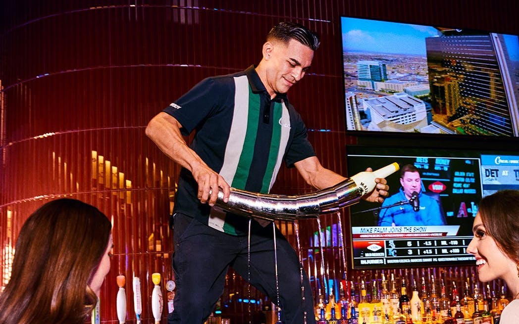 Downtown Las Vegas Self-Guided Bar Crawl 5 Bars, 5 Drinks, Poker Game and Prizes Image 9