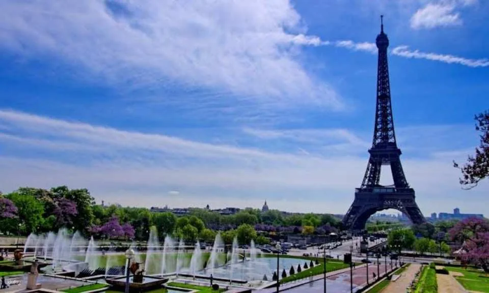 Eiffel Tower walking tour with reserved entrance to 2nd floor