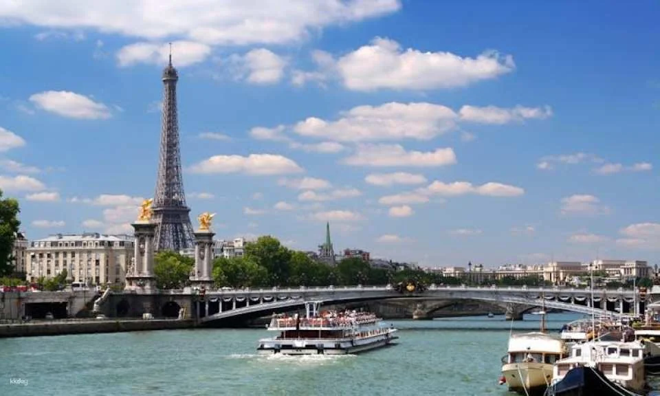 Eiffel Tower walking tour with reserved entrance to 2nd floor