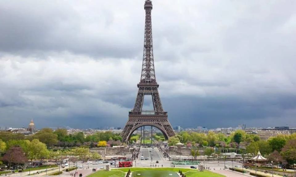 Eiffel Tower walking tour with reserved entrance to 2nd floor