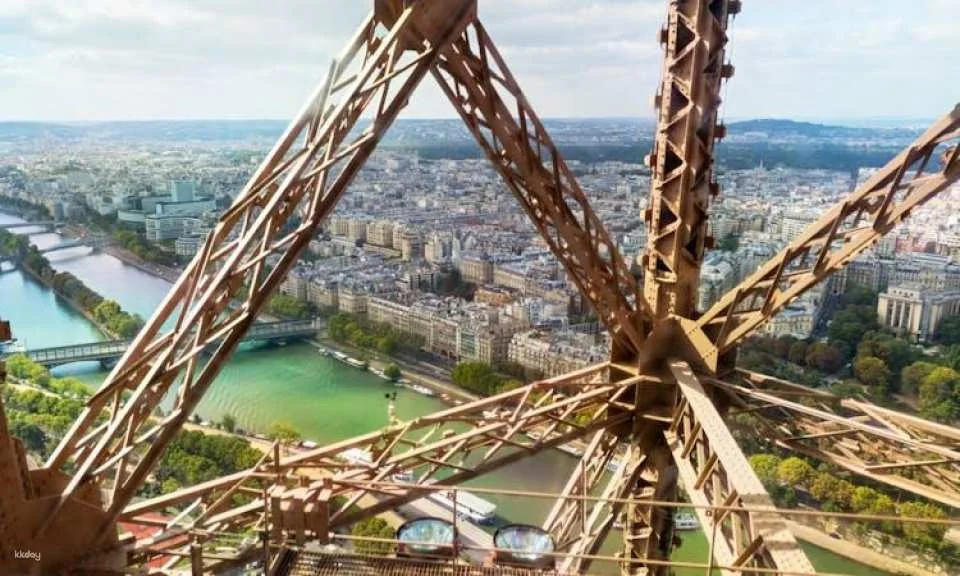 Eiffel Tower walking tour with reserved entrance to 2nd floor