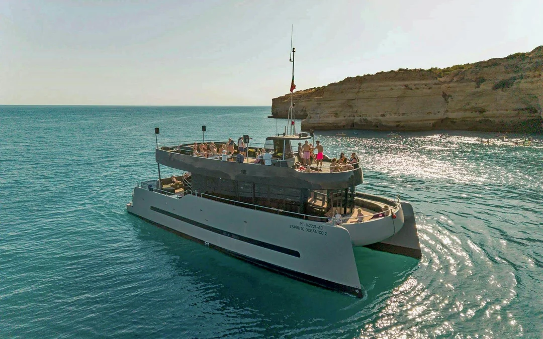 From Albufeira: Algarve Sunset Dinner Cruise with Drinks and Live DJ Image 2