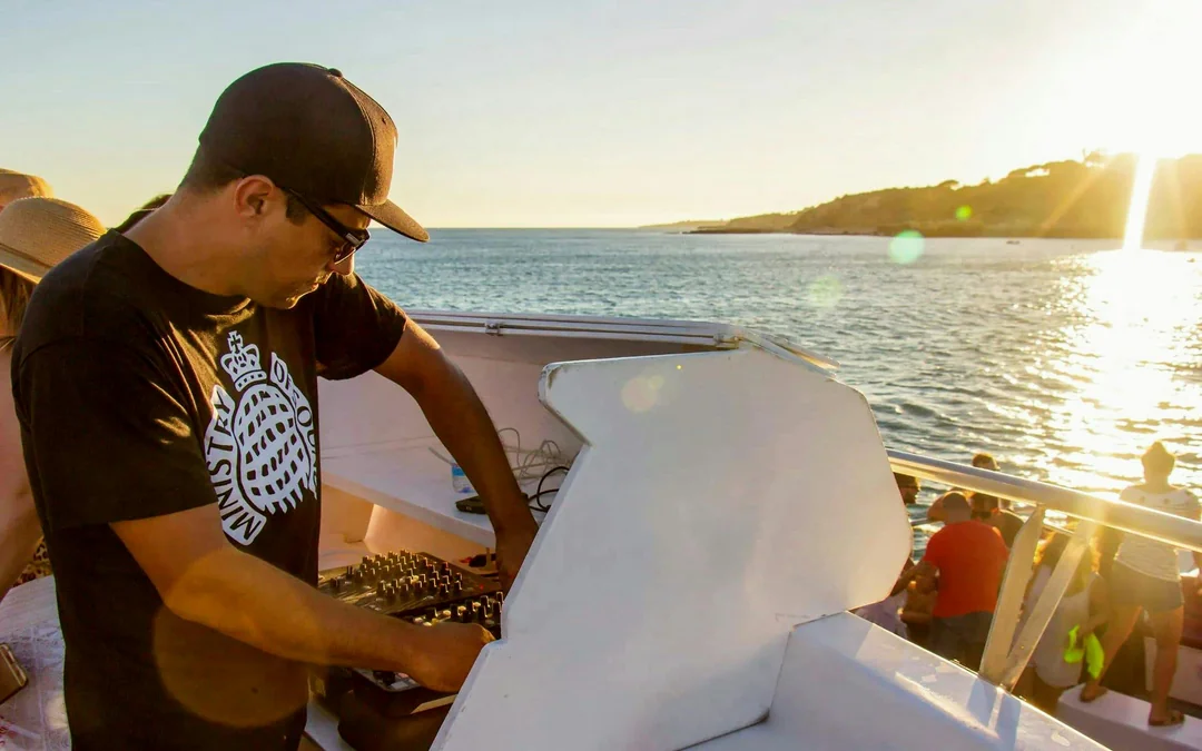 From Albufeira: Algarve Sunset Dinner Cruise with Drinks and Live DJ Image 3