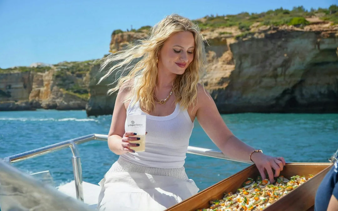 From Albufeira: Algarve Sunset Dinner Cruise with Drinks and Live DJ Image 5